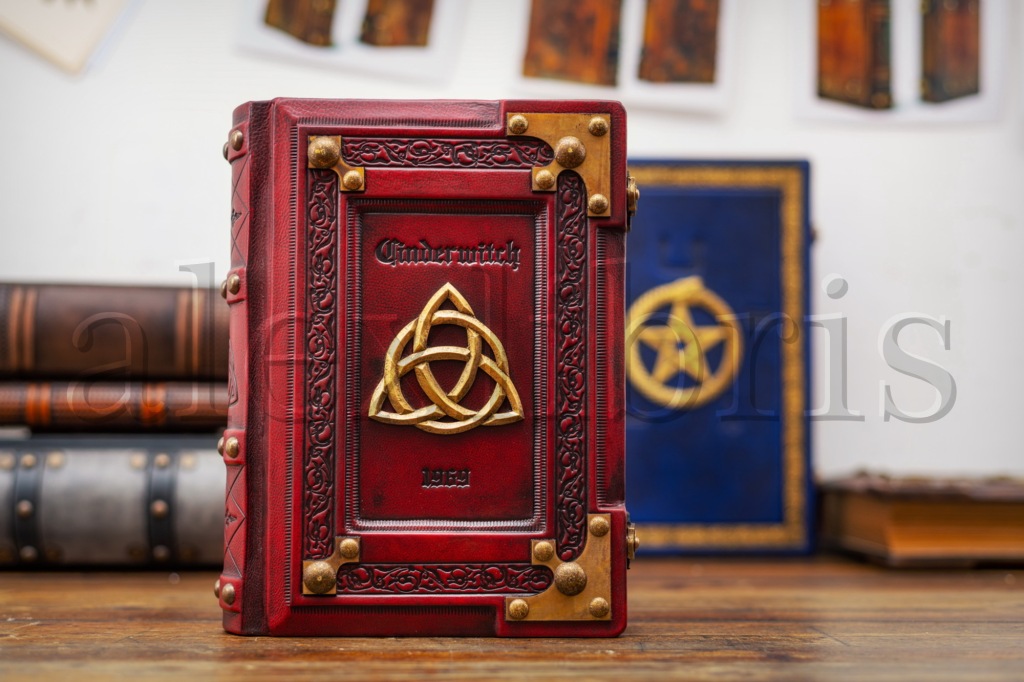 Triquetra Leather Journal: Unleash the Power of the Sacred Triquetra in this Mystical Journal